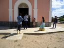 Cena de filmagem na porta de uma igreja