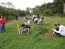 Alunos plantam mudas na beira do rio