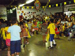 Apresentação de dança de alunos em festa junina
