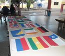 Bandeiras das seleções participantes da Copa em cima de mesa