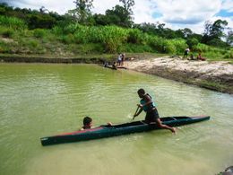 Alunos participam de aulas de canoagem em lagoa