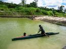 Alunos participam de aulas de canoagem em lagoa