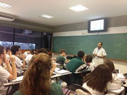 Professor Alessandro Santana Reis na sala de aula, com alunos