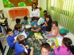 Professora Ruth com alunos em atividade de leitura