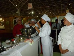 Professora Rejane e alunas durante elaboração de pratos