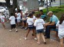 Crianças distribuem livros na praça