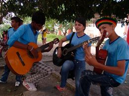Estudantes tocam violão