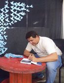 Prof. Vitor Luiz autografa seu livro