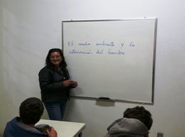 Professora Fátima Spillari e alunos, na sala de aula