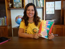 Liliane Dutra segura seu livro A Bolsa da Mamãe