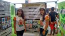 Duas alunas apresentam projeto sobre literatura de cordel