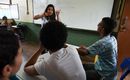 Professora utiliza linguagem de sinais na sala de aula