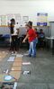 A professora criou a trilha de um jogo de tabuleiro no chão da sala de aula