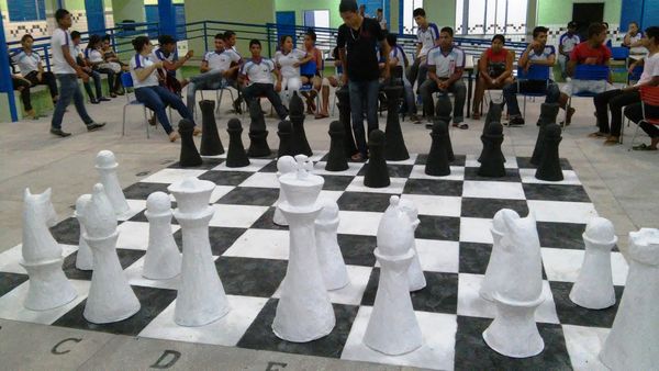 Jogo de xadrez gigante estimula o aprendizado