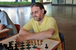 Prof. Antonio Villar Marques de Sá durante jogo de xadrez