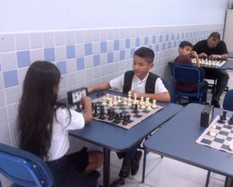Alunos jogam xadrez