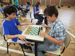 Alunos da EM Rui Barbosa durante campeonato de xadrez