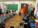 Rossana de Abreu, mãe de aluno, lê para crianças na sala de aula