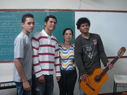 Profª Vânia e alunos do Colégio Estadual Vicente Jannuzzi, no Rio de Janeiro (RJ).