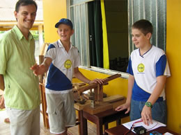 Prof. Edilso Bratkoski e alunos da Escola Municipal 04 de Julho, de Juruena (MT)