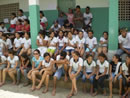 Alunos da Escola Estadual Melquíades Villar reunidos no pátio.