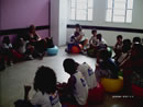 Alunos sentam em círculo na aula de filosofia em escola de Duque de Caxias (RJ).
