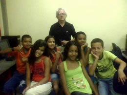 Professor Gonçalo Barbosa com alunos da Escola Municipal José Gomes Campos, em Teresina (PI).