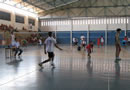 Alunos do Centro de Educação Comunitária Parque Itararé jogam badminton.
