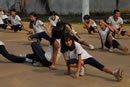 Crianças na aula de educação física.