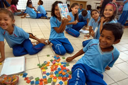Crianças participam de brincadeira na sala de aula.