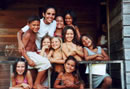 Professora Renata Meirelles com grupo de crianças.