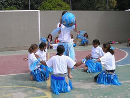 Alunos da Escola Municipal João Guimarães Rosa, de Juiz de Fora (MG), participam de atividade artística.
