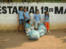 Grupo de alunos da Escola Estadual 19 de Maio, em Alta Floresta (MT), participa de atividade de coleta de lixo.