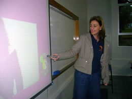 Escola de Pelotas (RS) utiliza a lousa digital em sala de aula desde 2007.