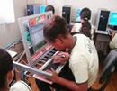 Estudante da Escola Maria Celina aprende a usar a carteira eletrônica.