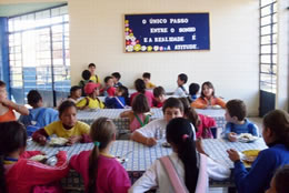 Participantes das atividades de tempo integral almoçam na Escola Municipal Juvenal Cardoso, em Pato Branco (PR).