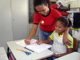 Professora Vitória dá aulas de letramento e matemática na Escola Municipal Maria Lucila da Silva Barros, em Cuiabá (MT).