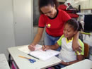 Professora Vitória dá aulas de letramento e matemática na Escola Municipal Maria Lucila da Silva Barros, em Cuiabá (MT).