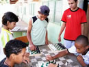 Professor Daniel ensina xadrez na Escola Municipal Maria Lucila, em Cuiabá (MT).