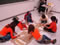 Na aula de história, alunos fazem tabuinhas de argila como os antigos sumérios.